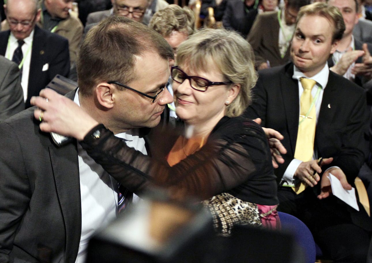 Minna-Maaria Sipilä onnitteli keskustan puheenjohtajaksi valittua miestään puoluekokouksessa Rovaniemellä.