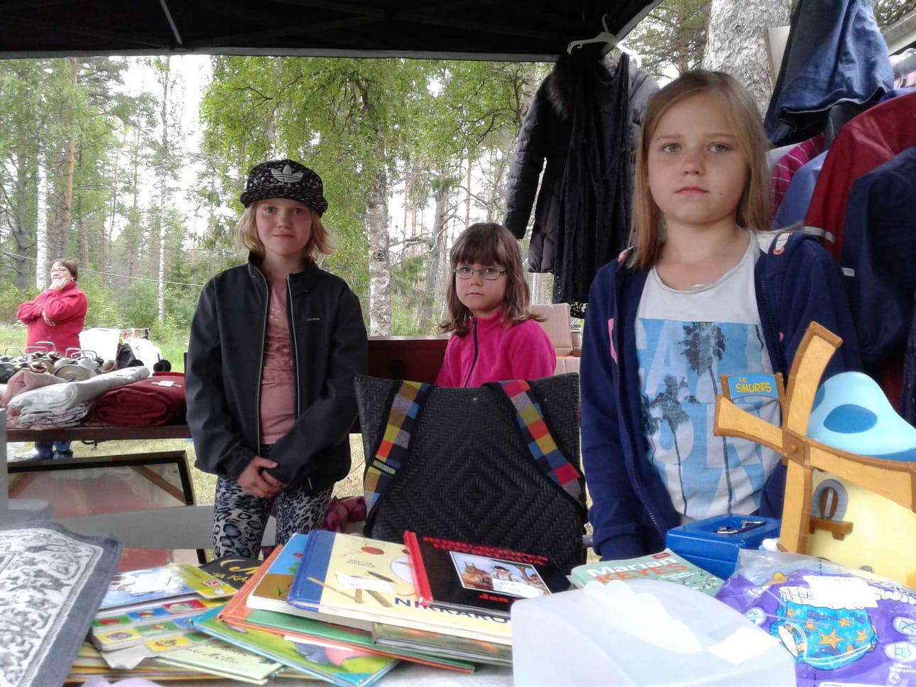 Hilda Myllynmäki, Rebecca Kalliokoski ja Aada Kaikkonen toivat kotoa löytyneet ylimääräiset tavarat myyntiin.