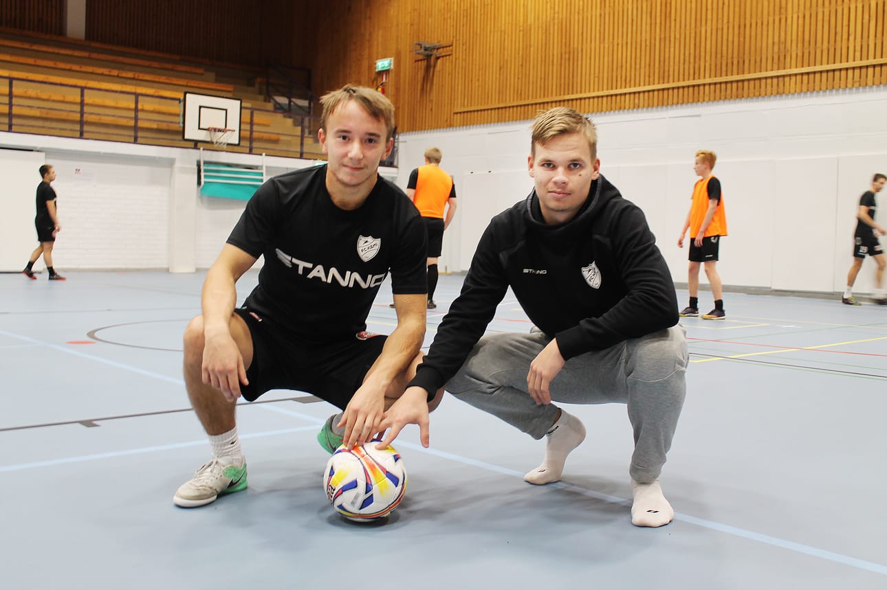 FC Kemin Ville Uimaniemi (vas.) ja Tuukka Pikkarainen olivat reilut kaksi viikkoa sitten futsalin A-maajoukkueleirillä.