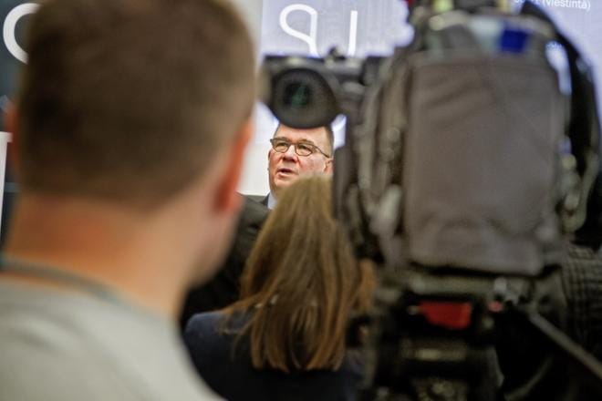 Suojelupoliisin päällikkö Antti Pelttari sanoo, että täysin konkreettista terrori-iskua ei ole vielä Suomessa jouduttu estämään. Yksittäisten radikaali-islamististen väkivallantekojen uhka Suomessa on kuitenkin kohonnut. Kuva: Kimmo Penttinen