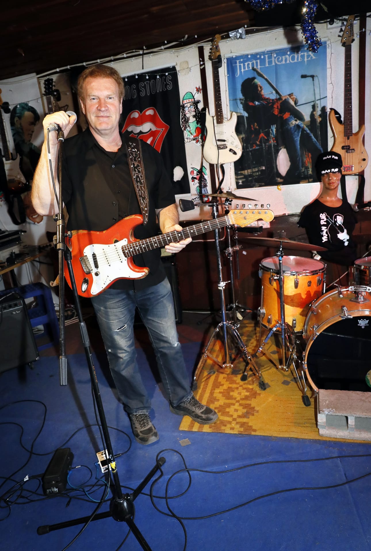 Yrjö Kiiskinen tarttuu välillä itsekin kitaraan ja mikrofoniin. Repertoaarista löytyy kaikkea mahdollista tanssimusiikista raskaaseen rockiin.