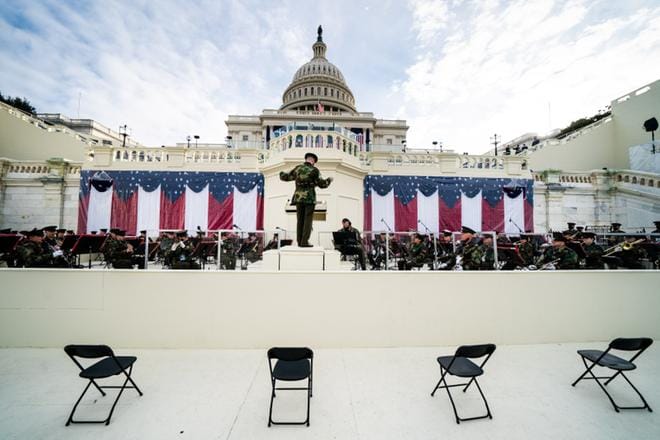 Joe Bidenin virkaanastujaisissa soittava orkesteri harjoitteli maanantaina kongressitalolla Washingtonissa Yhdysvalloissa. KUVA: Erin Schaff / EPA