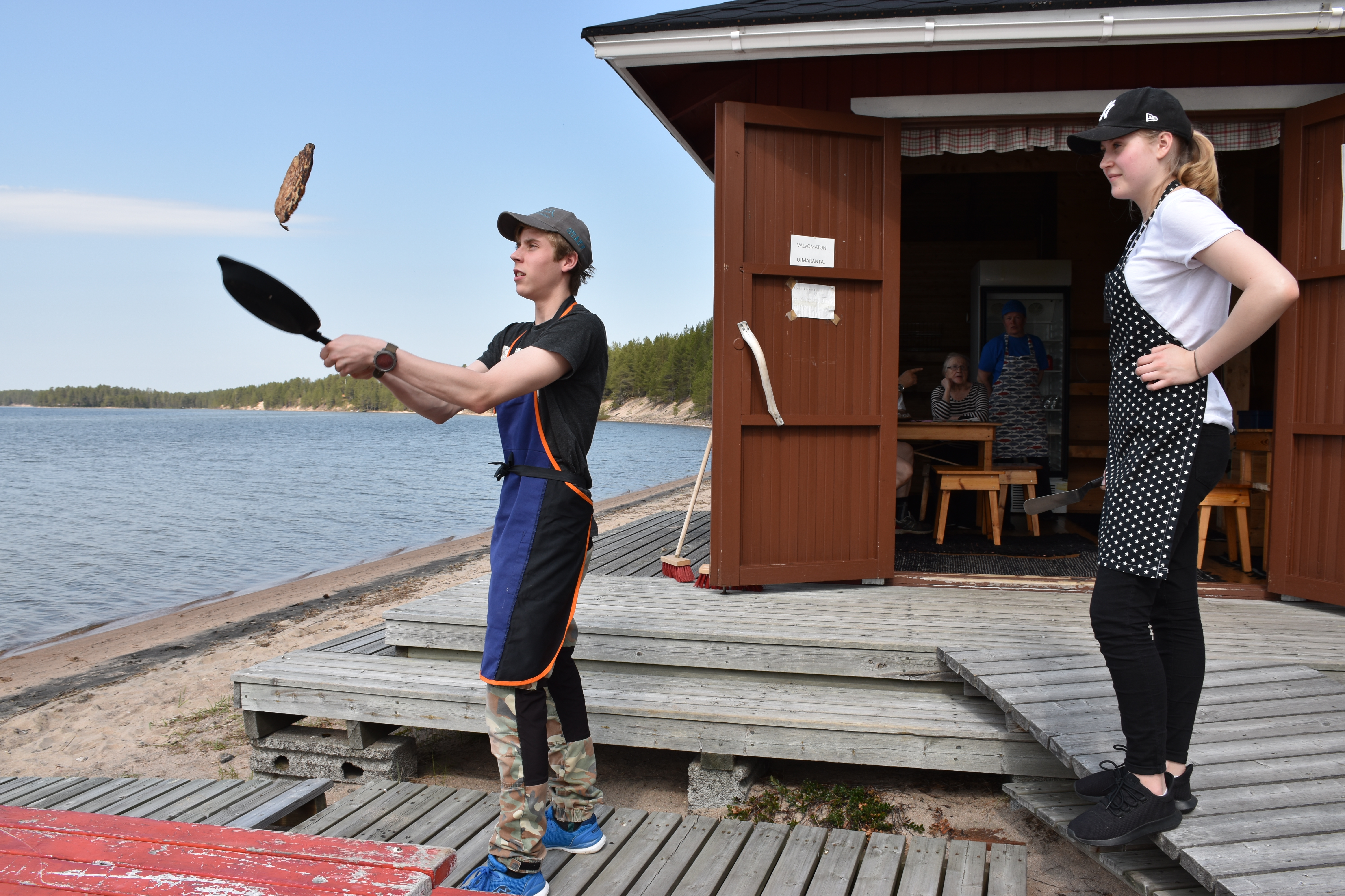 Nuoret yrittäjät Eetu Harjanti ja Elina Harjanti jatkavat kotakahvilan toimintaa Posion Livojärvellä. 
