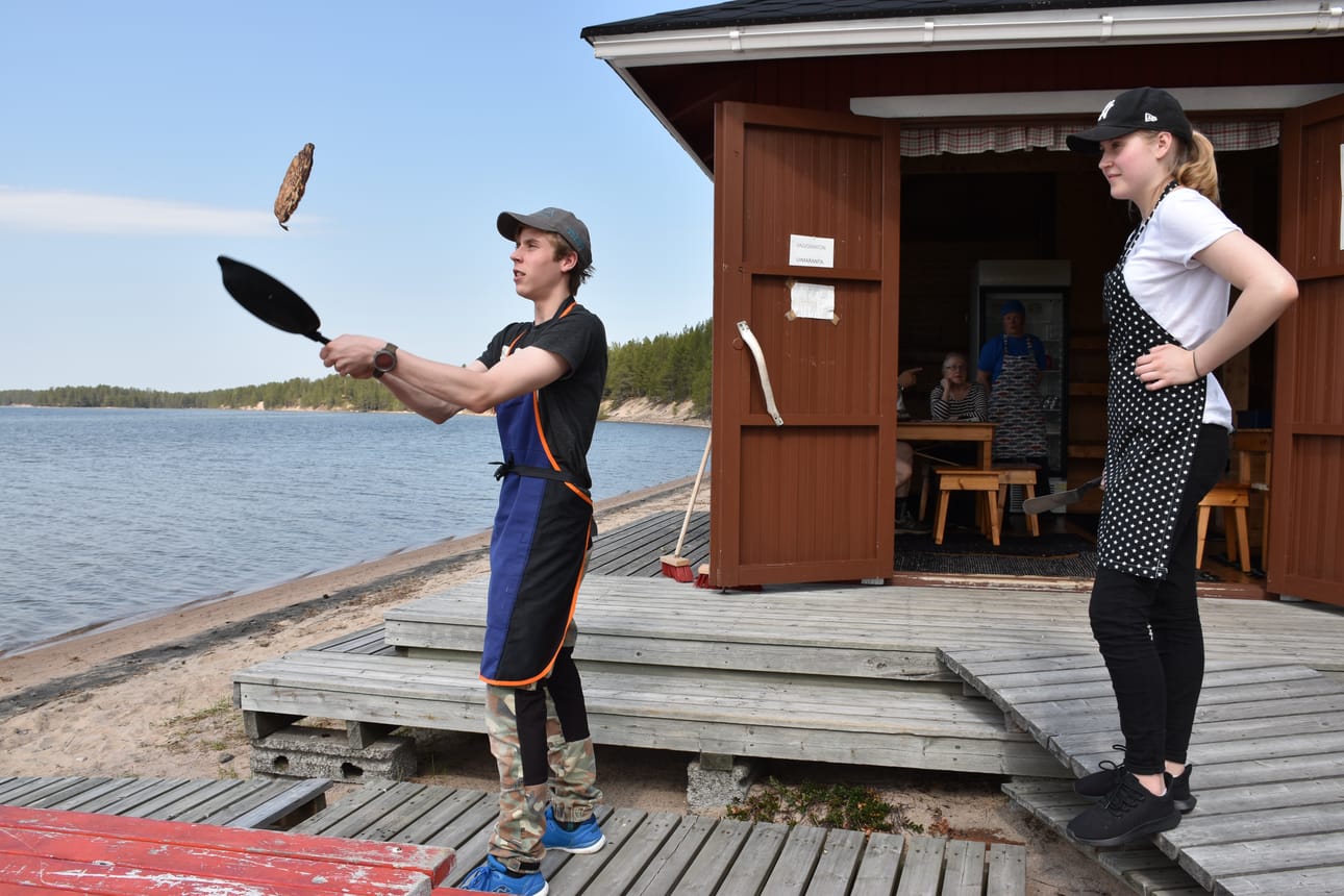 Nuoret yrittäjät Eetu Harjanti ja Elina Harjanti jatkavat kotakahvilan toimintaa Posion Livojärvellä.