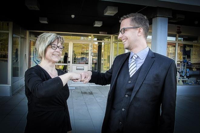 Johanna Perttilä (kok.) ja Miko Heinilä (kesk.) ovat tyytyväisiä niin Isonkyrön valtuuston kuin kansalaistenkin me-henkeen. Kuva: Kati Katajamäki