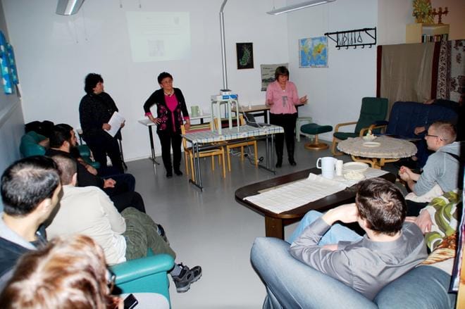 Eilen venäjänkielisille maahanmuuttajille kerrottiin Suomen historiasta ja yhteiskunnasta. Kuvassa tulkki Natalia Kaleva, Spr:n projektijohtaja Inger Ylikoski ja Pohjanmaanliiton lasten kulttuurirahaston koordinaattori Anniina Ylikoski. KUVA:OLLI PURSIAINEN