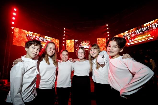 Mico Väyrynen, Eimi Heinämäki, Fanni Merisalo, Eveliina Mutikainen, Enni Kohtala, ja Mikail Denizli esiintyivät Solina-kuorossa Raskasta joulua -konsertissa. KUVA: TOMI KOSONEN