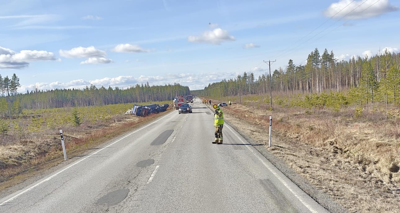 Tie onnettomuuspaikalla on suora. Molemmat ajoneuvot ajautuivat ojaan törmäyksen jälkeen.