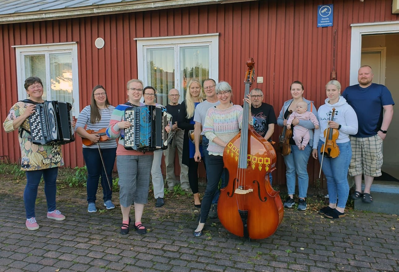 Alahärmän pelimannit valmistautui tulevaan konserttiinsa viime viikolla poikkeuksellisesti Kauhavan työväentalon pihassa olevassa soittokämpässä.