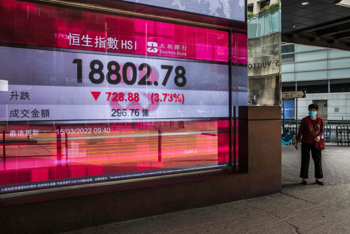 Hongkongin pörssi sukelsi jälleen avautuessaan tiistaina. Sen tunnetuin indeksi Hang Seng laski yli kolme prosenttia ja jatkoi alamäkeään maanantailta. LEHTIKUVA/AFP