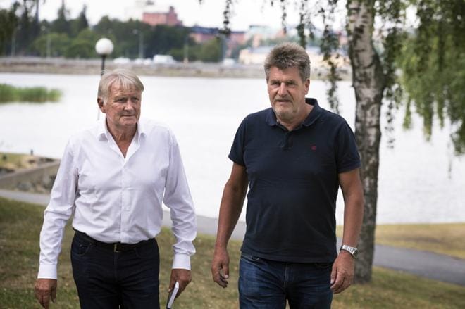 Hollantilainen suurseura Ajax myy pelaajiaan jatkuvasti muihin seuroihin, joten tanskalainen pelaajatarkkailija John Steen Olsen kartoittaa Seinäjoella ja Vaasassa uusia potentiaalisia pelaajia seuran jalostettavaksi. Olsenin hyvä ystävä Tapio Raatikainen seuraa kisoissa edustamiensa suomalaisten otteita. KUVA: JARNO PELLINEN