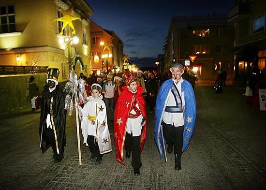Kävelykaduille on tulossa omat liikennesäännöt. Oulun Rotuaarilla tiernapojat mahtuvat marssimaan.