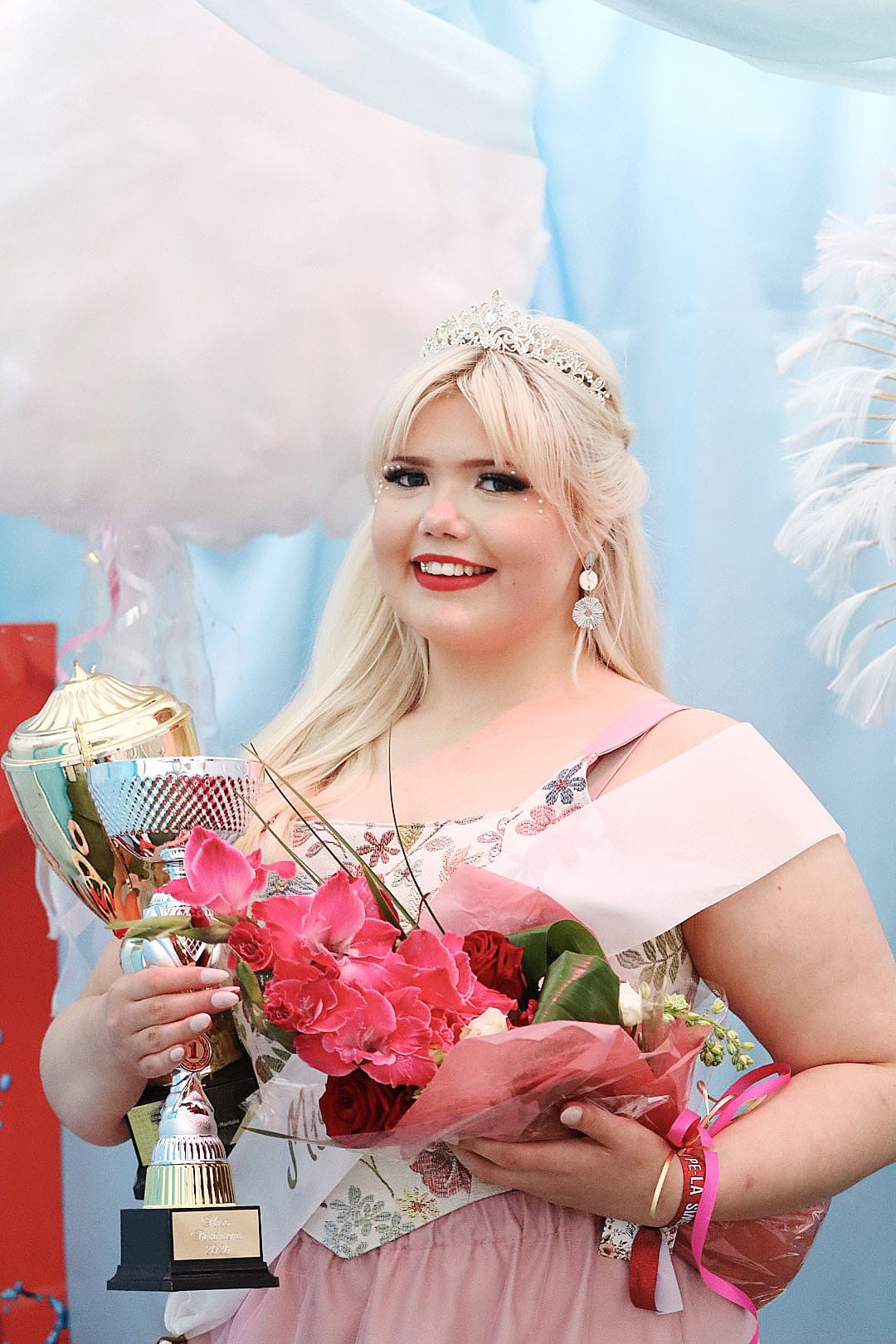 Miss Rovaniemi 2026 Ebba Illikainen kertoo saaneensa ilkeiden kommenttien lisäksi myös runsaasti mieltä lämmittäviä viestejä. – Olen saanut tosi paljon ihania viestejä ja lämpimiä vastaanottoja ihmisiltä.