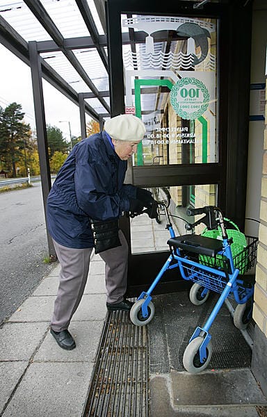 Kirsti Tuomela Iin apteekin ovella.