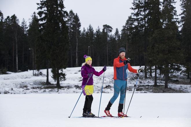 Katri Halme on hiihtänyt jo muutaman vuoden hameessa. Aki Halme tietää, että sininen ja oranssi ovat aina hyvä yhdistelmä. Pariskunta liikkuu ulkona paljon hiihtäen, lasketellen ja retkiluistellen. Jokaiseen lajiin on omat vaatteet ja asut, joita voi yhdistellä myös ristiin. KUVA: JUKKA RITOLA