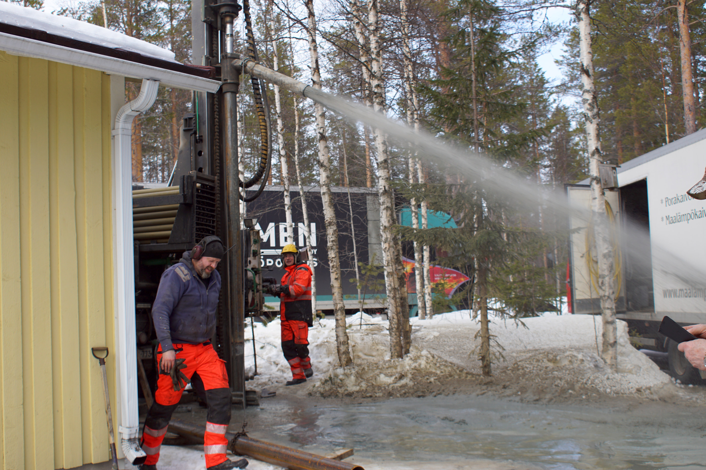<p>Hanhisuannon talon nurkalta löytyi kallioperä 42 metrin porauksen jälkeen.</p>