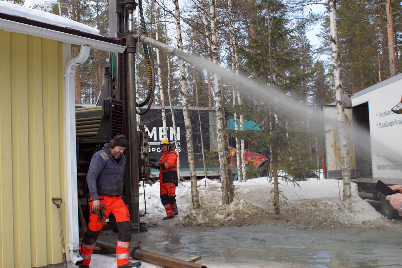 Hanhisuannon talon nurkalta löytyi kallioperä 42 metrin porauksen jälkeen.