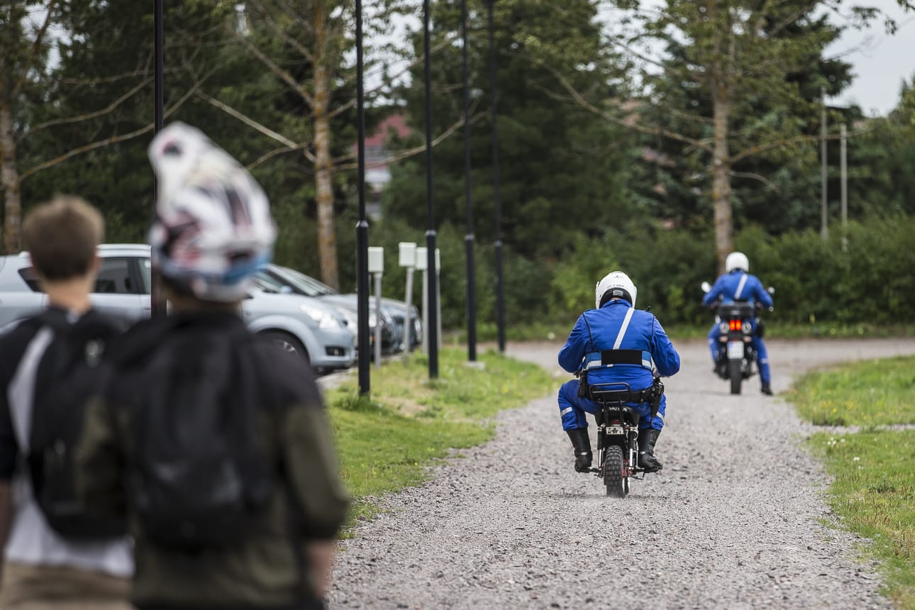 Moottoripyöräpoliisit testasivat mopoja Merikadun koulun ympäristössä.