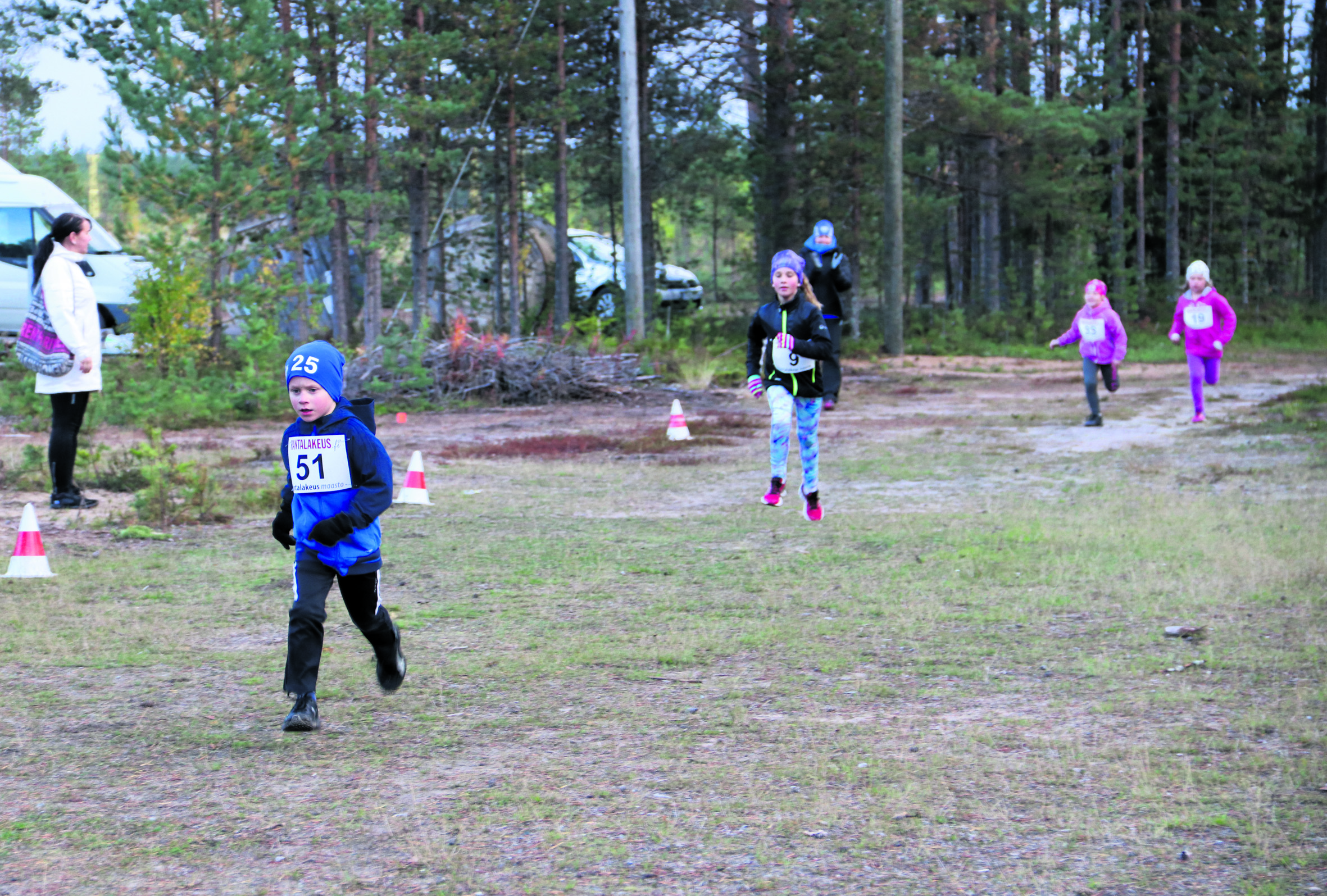 Toisen lähdön juoksijat lähestymässä maaliviivaa.