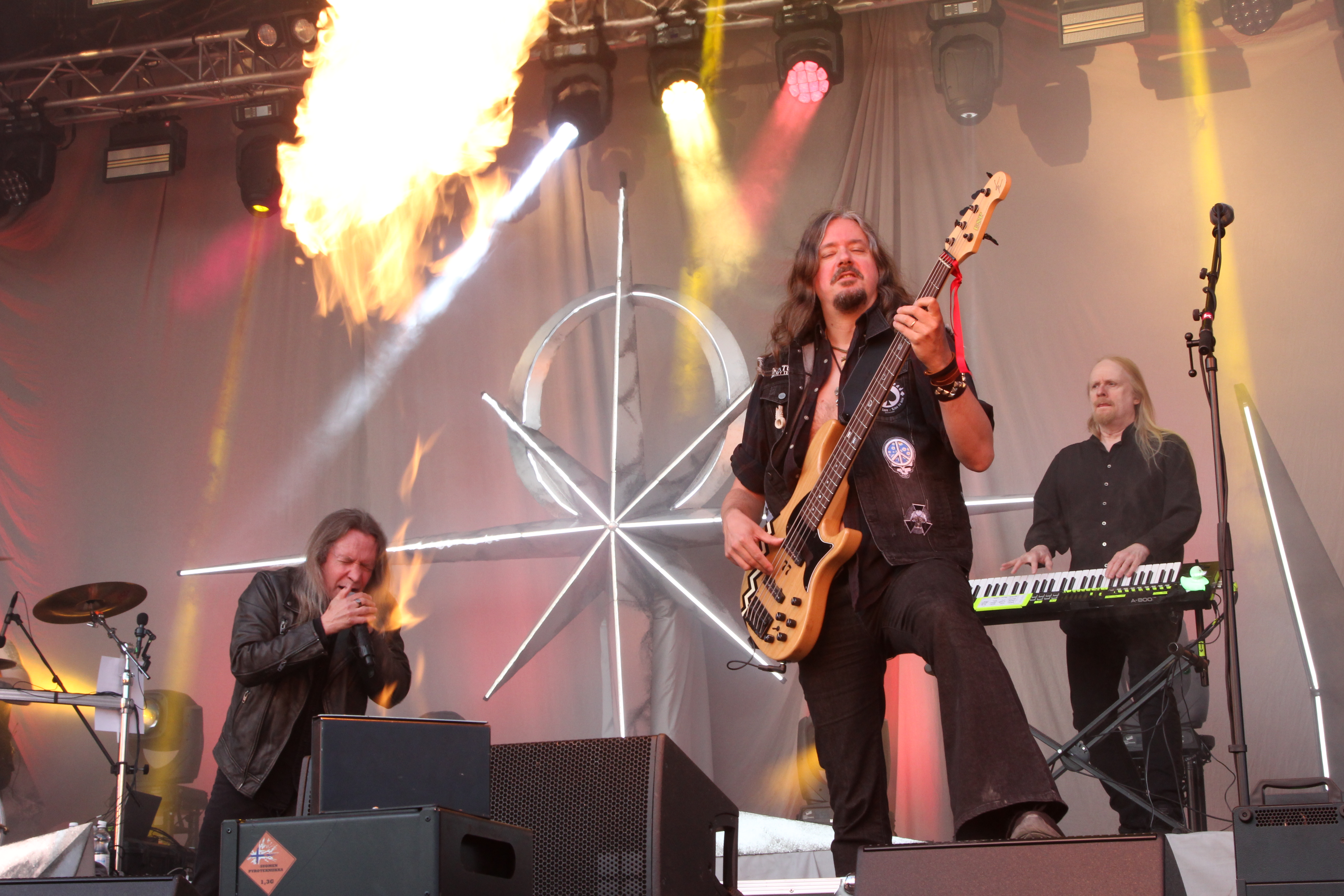 Stratovariuksen keikalla nähtiin näyttävä pyro-show. Jopa Timo Kotipelto syöksi tulta.