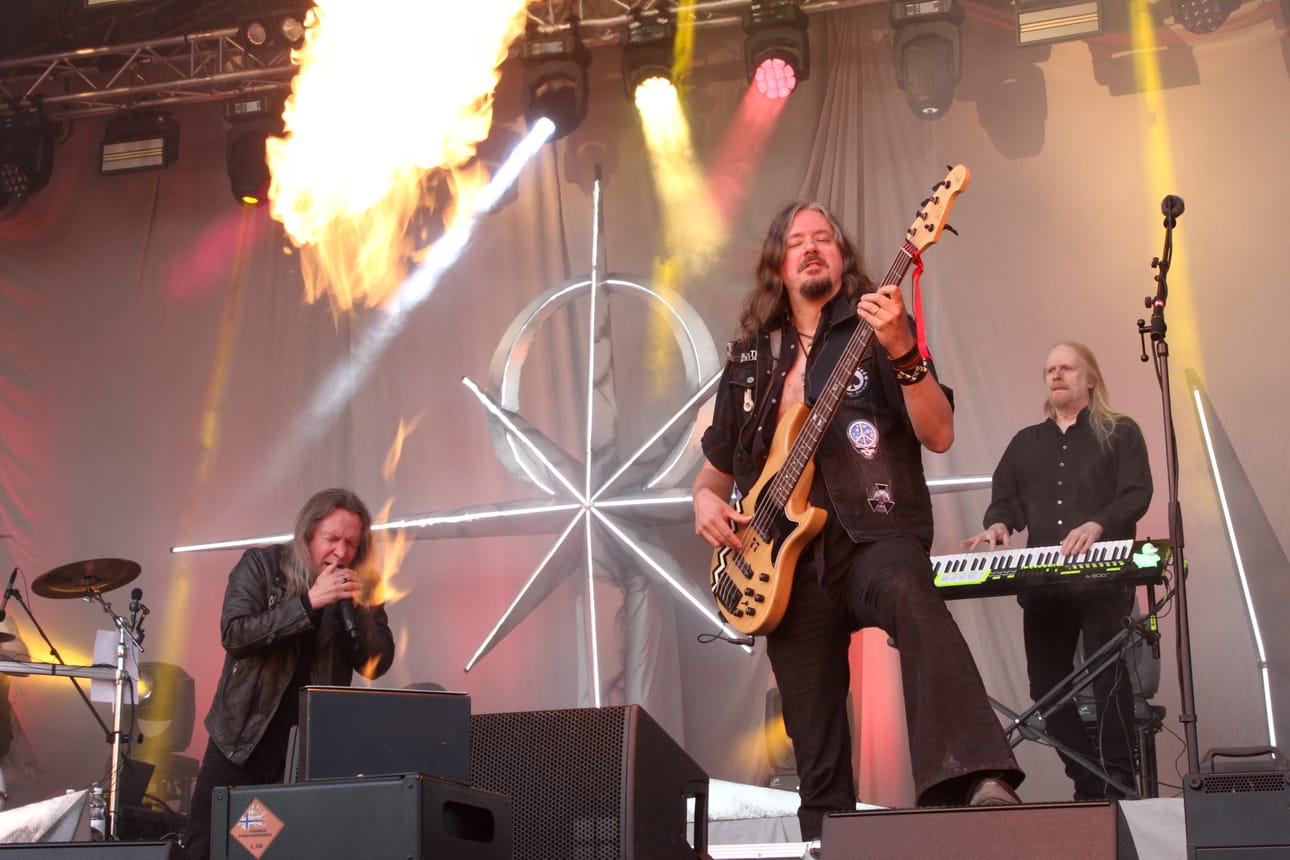 Stratovariuksen keikalla nähtiin näyttävä pyro-show. Jopa Timo Kotipelto syöksi tulta.