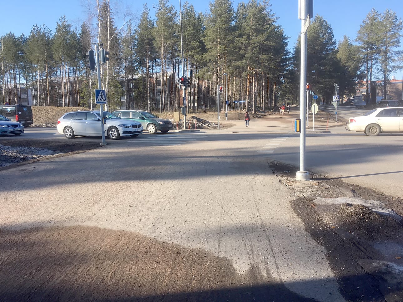 Alppilan supersuojatie saa punaisen värin vielä tässä kuussa. Pyörätie on leveä, eikä reitillä ole ajoa haittaavia korotuksia.
