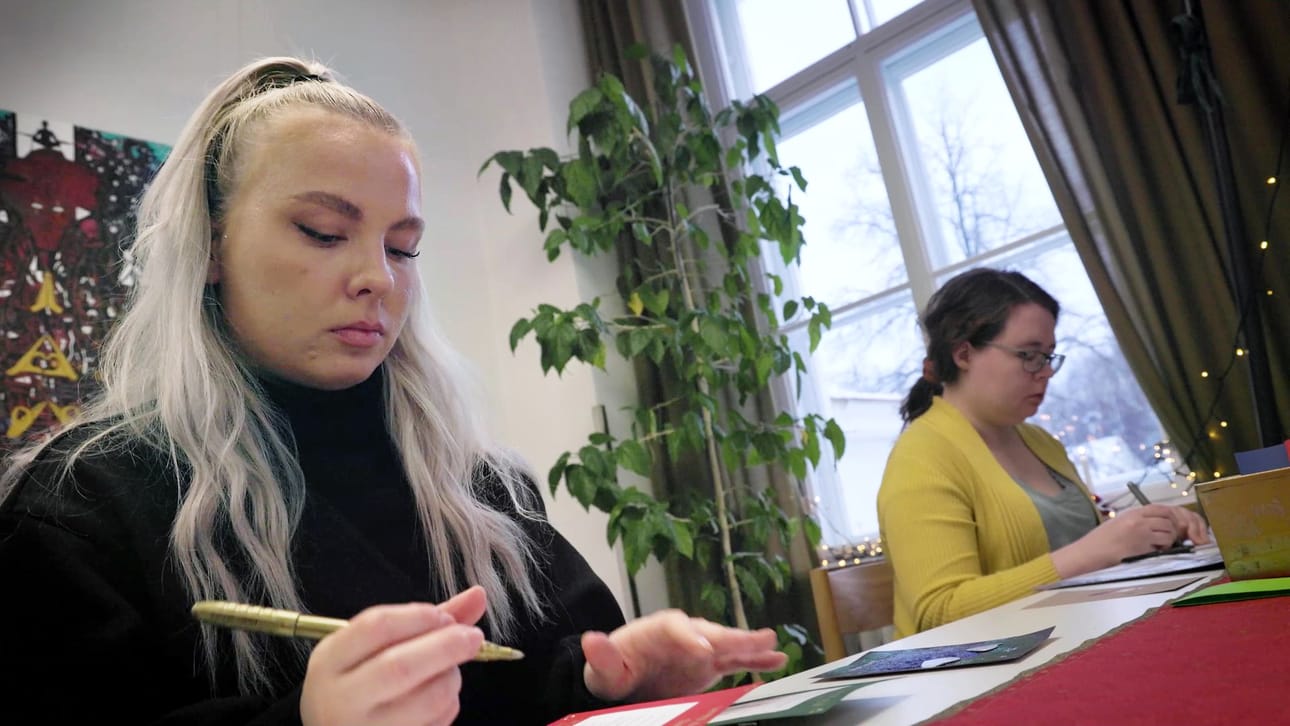 Joulukorttipajassa syntyi yhtäkkiä lukuisa määrä joulukortteja esimerkiksi yksinäisille vanhuksille lähetettäväksi. Laura Paloluoma ja Piia Niiranen osallistuivat talkoohengessä hyvää mieltä luovaan hetkeen. Heidän haastattelu videojutussa.