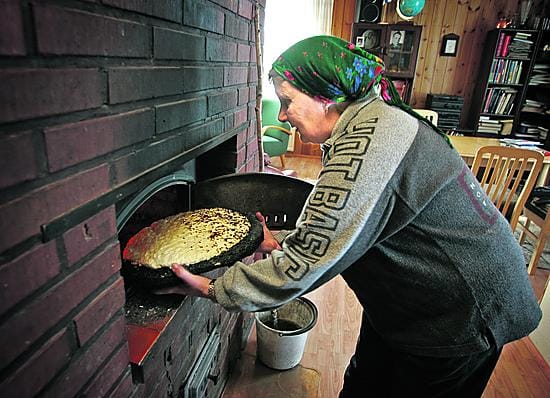 Leipäjuustoa tehdään maidosta ja se narisee hampaissa.