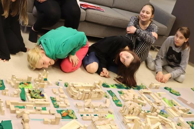 Minea Lampi ja Lotta Hietakangas kurkistivat, miltä kaupunki näyttää lattiatasosta. Kuvassa myös Kiira Lamminaho ja Nuppu Saarenpää. KUVAT: EEVA-LIISA KULJU