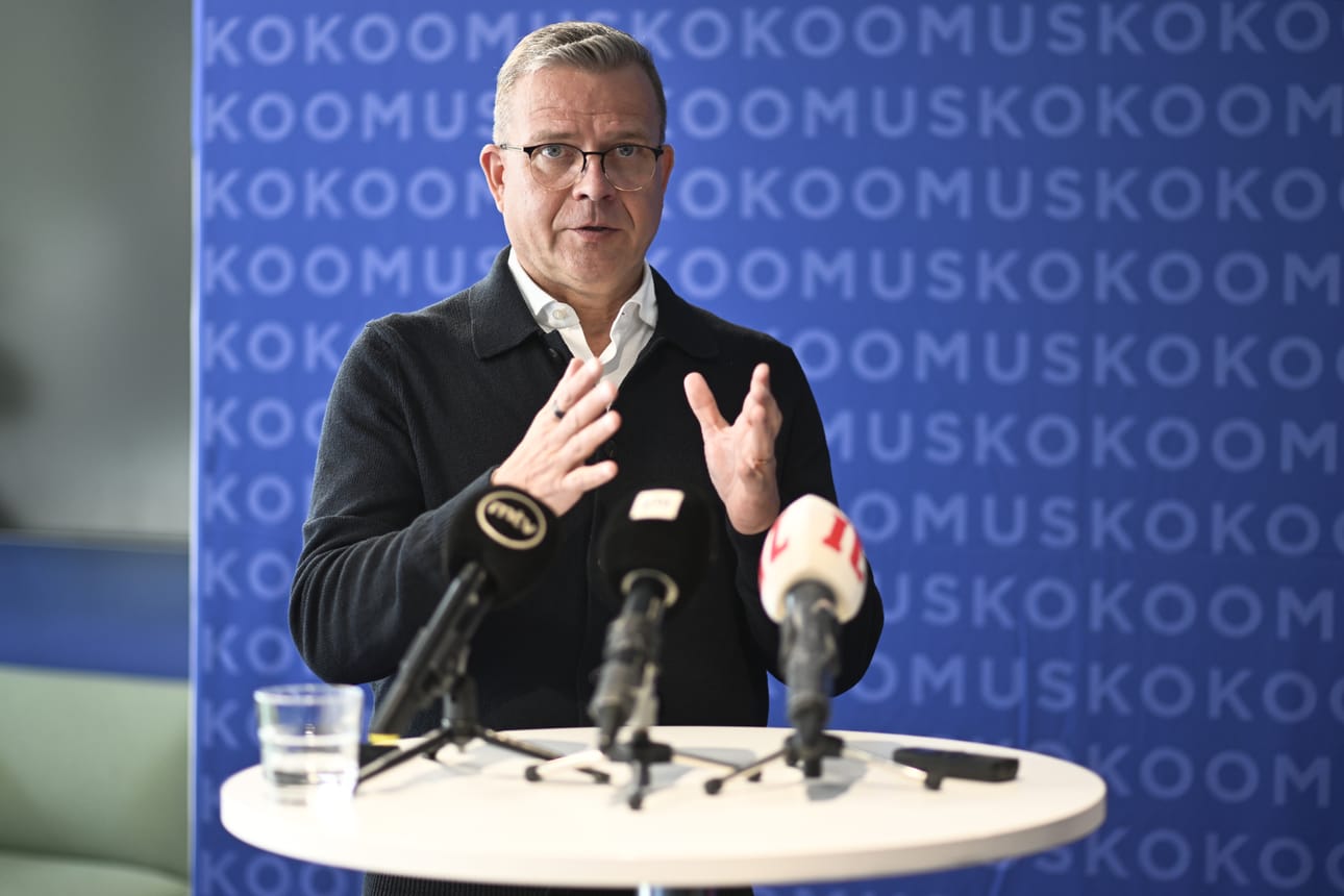 Pääministeri Petteri Orpolta (kok.) kysyttiin tiedotustilaisuudessa näkemystä sosiaali- ja terveysministeri, perussuomalaisten Wille Rydmanin avaukseen, jonka mukaan voitaisiin muodostaa keskustaoikeistolainen hallitus ja jättää SDP hallituksen ulkopuolelle, vaikka se voittaisi vaalit.