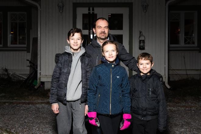 Vihdissä asuva Esa Martiskainen ja hänen lapsensa Leo, Matilda ja Elias Martiskainen ovat kaikki nukkuneet lapsena samassa sukukehdossa. Nyt kehto on Lapualla. KUVA: Arttu Laitala