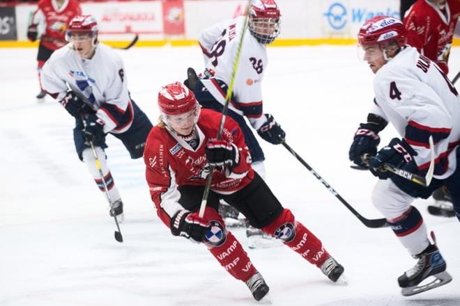 Ylioppilaskirjoituksiin valmistautuva Sport-nuorten hyökkääjä Santeri Haarala (kesk). on pelannut viime viikot sekä A-nuorissa että liigajoukkueessa. KUVAT: MINNA ANTILA