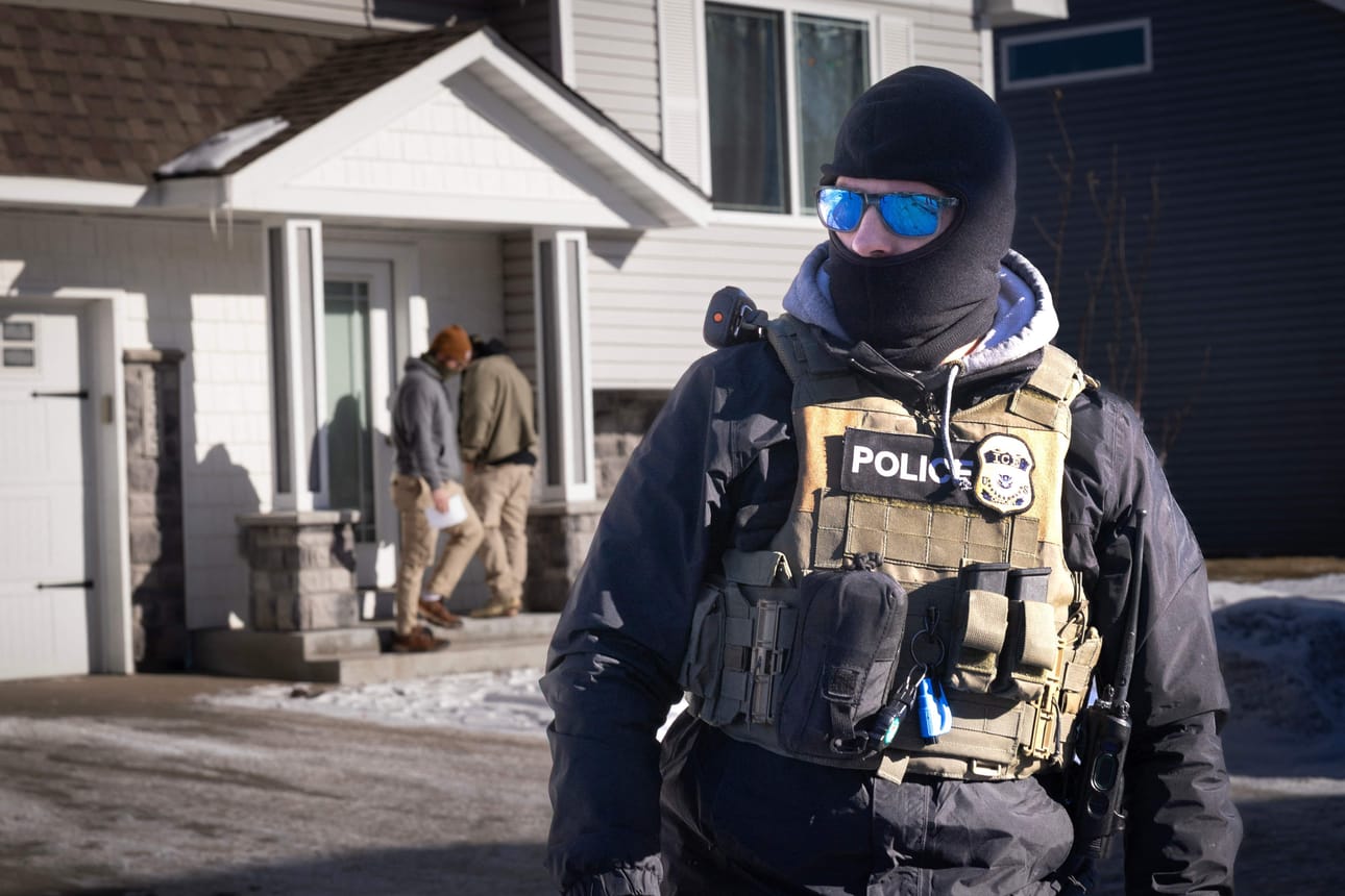 Agentteja ohjeistetaan lisäksi kohdistamaan maahanmuuttotoimiaan ainoastaan siirtolaisiin, joilla on rikossyytteitä tai -tuomioita. Kuva keskiviikolta, kun ICE-agentit etsivät paperittomia maahanmuuttajia.