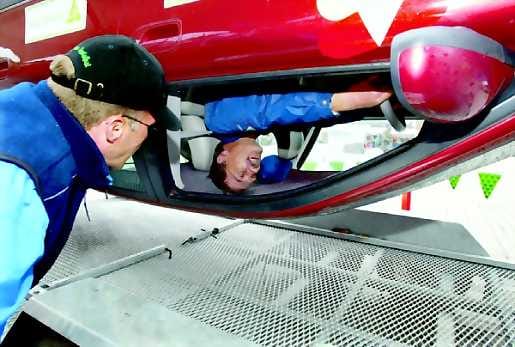 Lakki tipahti. Urpo Ämmälä istui pyörivässä autossa täyden kierroksen. Veri painui päähän ja oma paino yllätti. Liikenneturvan kouluttaja Aulis Hannula tarkkailee tilannetta. Pyörimistä voi kokeilla tänään Torinrannassa kello 9-15.