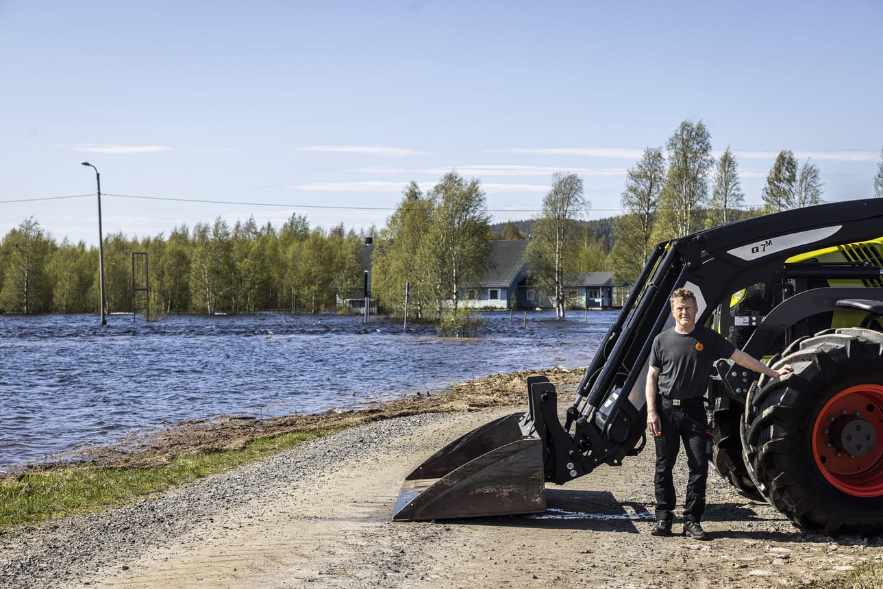 Mikko Savikuja pääsee pihaltaan traktorilla. Hän kävi sunnuntainakin tarjoamassa apuaan yhdelle henkilölle, jonka auto hyytyi tulvaveteen. – Autoilija ehti tilata jo hinauksen. Tulvaa saa kyllä varoa.