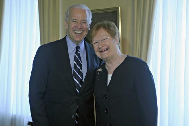 Varapresidenttinä Joe Biden vieraili Suomessa vuonna 2011 ja tapasi presidentti Tarja Halosen. KUVA: MARKKU OJALA/EPA