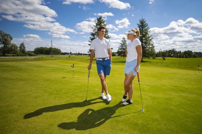 Etelä-Pohjanmaan Golfin Eeli Kujanpää oli neljäs golfin avoimissa amatöörimestaruuskisoissa, Emilia Väistö puolestaan voitti naisten kilpailun. Arkistokuva: Miranda Kivekäs