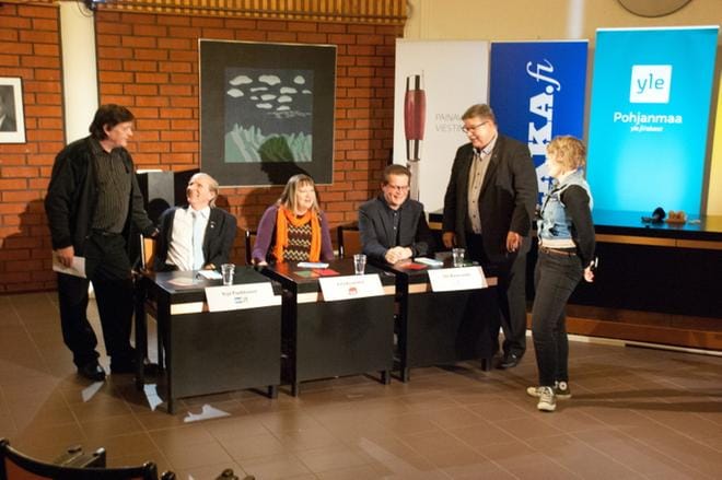 Alavuden kaupungintalolla järjestettyyn vaalipaneeliin osallistuivat Markku Kangasmaa (kd.), Yrjö Paukkunen (ps.), Eila Koskinen (sd.), Jari Kortesmäki (kok.), Lasse Anttila (kesk.) ja Niina Laitio (vihr.). KUVA: KAROLIINA SYRJÄ