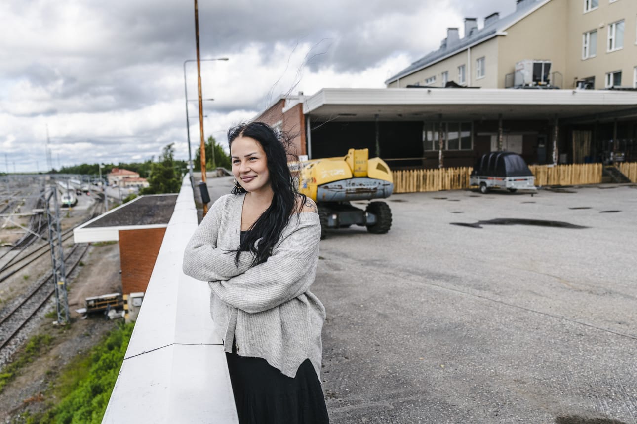 Staylaplandin tapahtumatuottaja Aino Venäläinen sanoo, että Pakkaamo tarvitsisi taustalleen tapahtumajärjestäjää, jolla on verkostot ja osaaminen laittaa toiminta pyörimään.