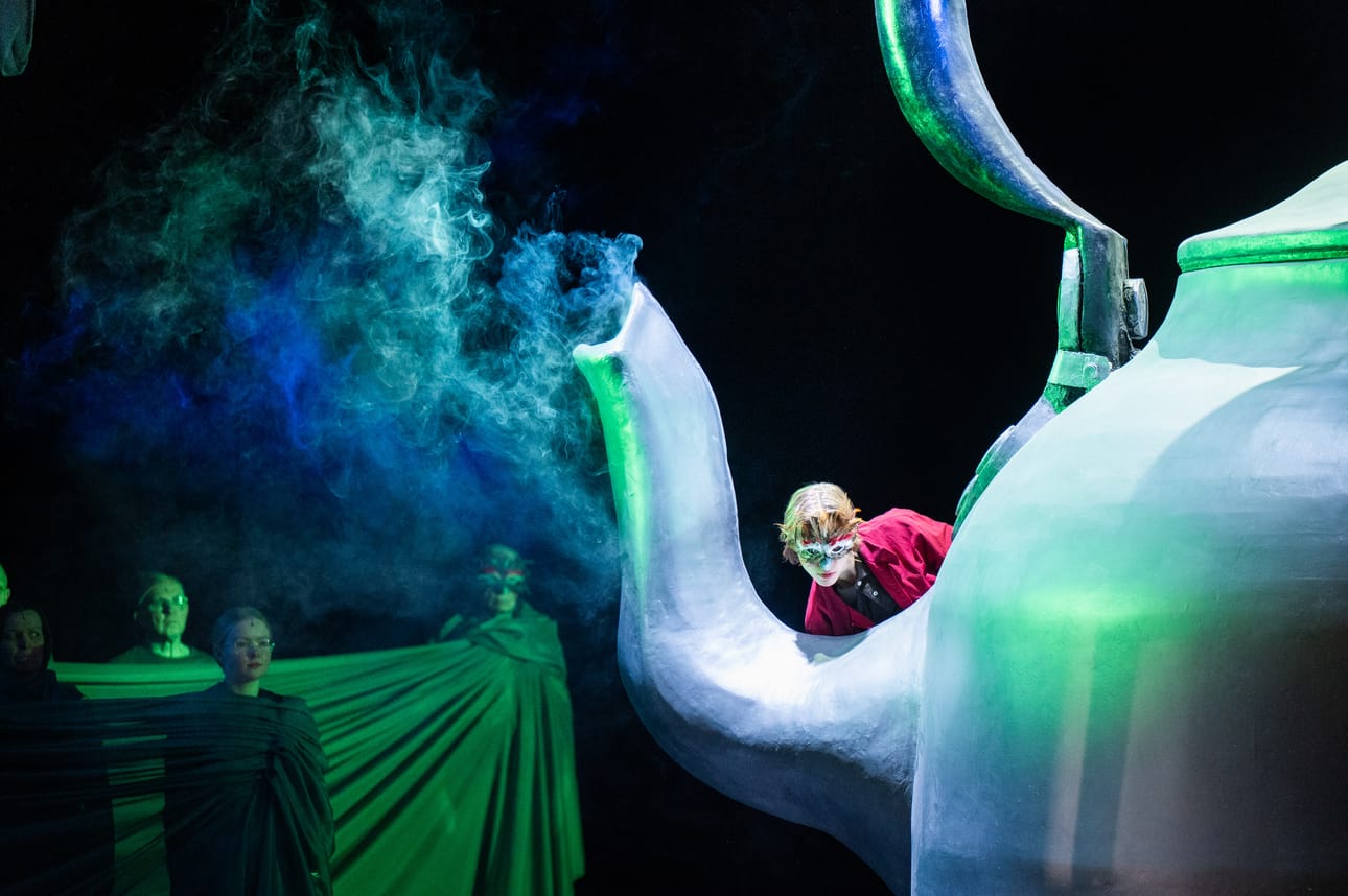 Oulun teatterin tuoreen asiakaskyselyn mukaan suosituin arkiesitysten alkamisaika olisi kello 18. Varsinkin pitkäkestoiset esitykset arki-iltaisin vaativat katsojilta järjestelyjä. Esimerkiksi Ovllá-oopperan iltaesitykset alkavat nyt kello 19. Oopperan kesto on noin 2 tuntia 30 minuuttia sisältäen väliajan.