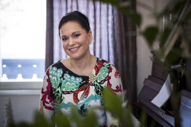 Jenny Sandelin muistelee lämmöllä Irma Rewelliä, jonka ansiosta hän sai ensimmäiset roolinsa näyttämöllä. – Se oli arvokas kokemus, koska koulutukseeni ei kuulunut näyttämötyöskentelyn harjoittelua. KUVAT: JARNO PELLINEN