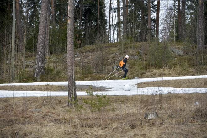 Suksi ei luista, kun lunta on vähän tai ei lainkaan. KUVA: Ossi Ahola