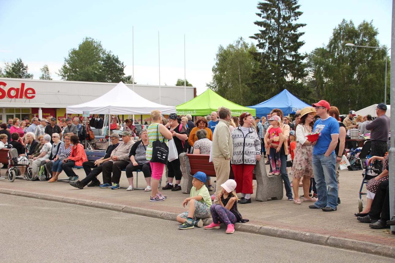 Esiintymislavan eteen kertyi runsaasti yleisöä.