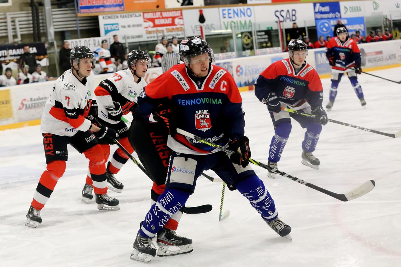 Raahe-Kiekon kapteeni Teemu Vääräkoski päätti lauantaina viidettä erää kestäneen maalittomuuden. Hyvä taistelu kotihallissa ei tuonut joukkueen ansaitsemaa voittoa.