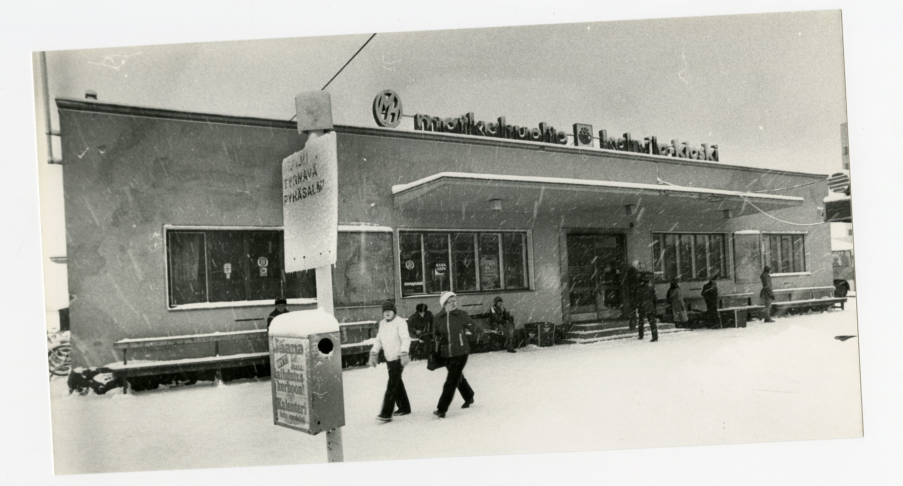 Ehkä viimeinen kuva vielä avoinna olleesta Oulun vanhasta linja-autoasemasta. Kalevan kuvaajan Ilkka Laineen otos 6.1.1983.