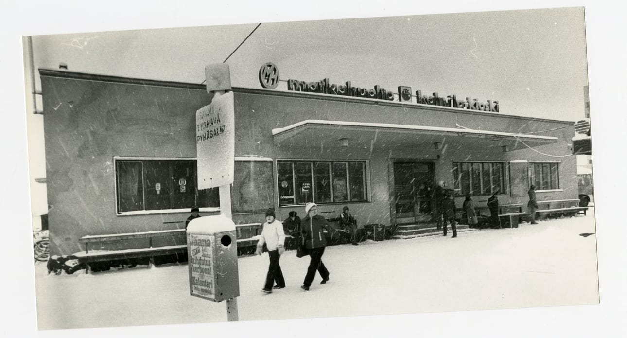 Ehkä viimeinen kuva vielä avoinna olleesta Oulun vanhasta linja-autoasemasta. Kalevan kuvaajan Ilkka Laineen otos 6.1.1983.