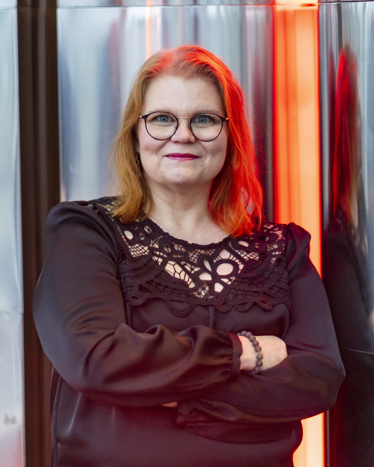 Kokonaista puhetta -klubia vetää toimittaja Minna Akimo. Akimo ja Kokonaista puhetta olivat ehdolla vuoden 2025 Suuren Journalistipalkinnon saajaksi.