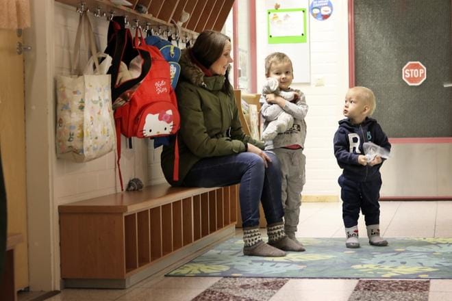 Johanna Korkea-ahon kaksi pienintä lasta ovat Felix (oik.) ja Elmeri. KUVA: JOHANNA KATAJA