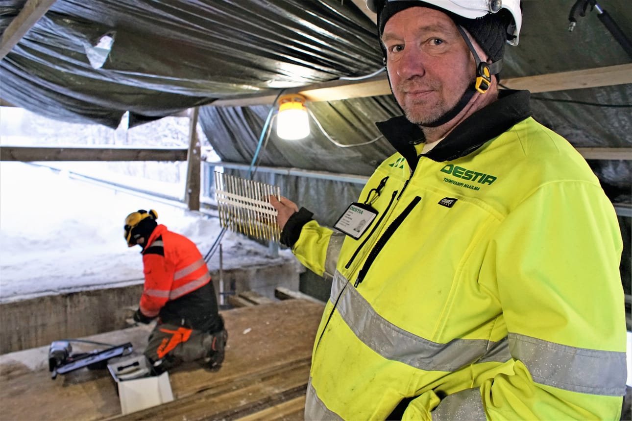 Pitkiä nauloja, näyttää Destian työmaapäällikkö Vesa Tihinen.
