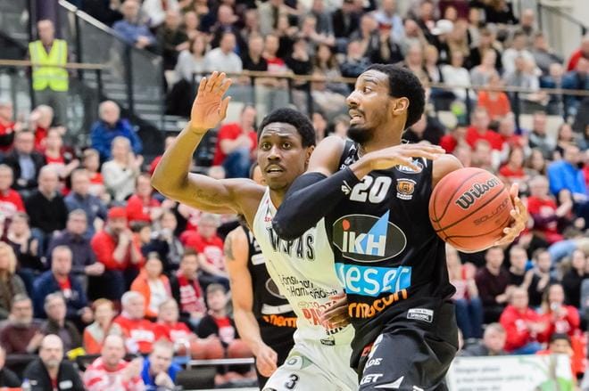 Kauhajoen Karhu jäi Salon Vilppaan jalkoihin eilen Salossa pelatussa Koripalloliigan välieräottelussa. Tässä Karhun Austin Hollins ja Vilppaan Staten Juwan ottavat yhteen. KUVA: ERKKI HAUTAVIITA